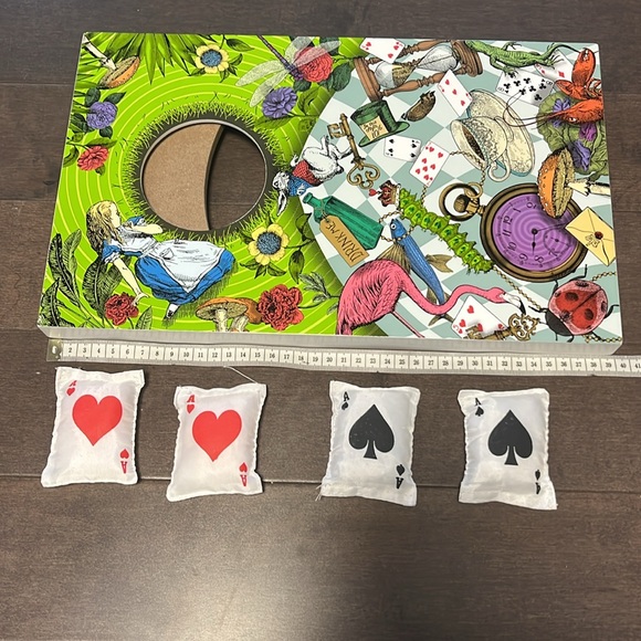 Down the rabbit Hole - Alice in Wonderland throwing game - Picture 6 of 11
